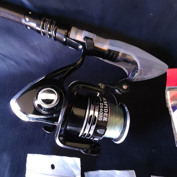 Portable Dark Spider DS4000 Telescopic Fishing Rod Pole Reel Set w/ Accessories - Picture 4 of 16